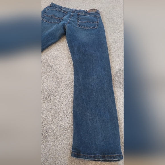 Wrangler Relaxed Blue Jeans with Classic Medium Wash - Picture 11 of 12